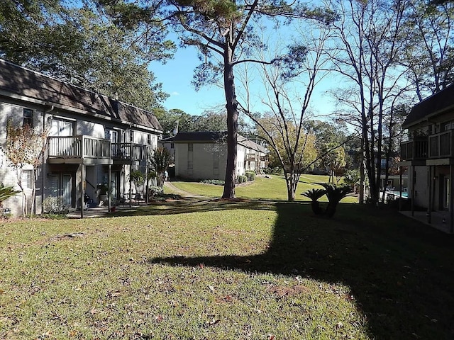 view of yard featuring a balcony