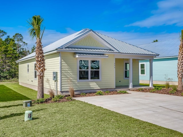 view of front facade featuring a front lawn