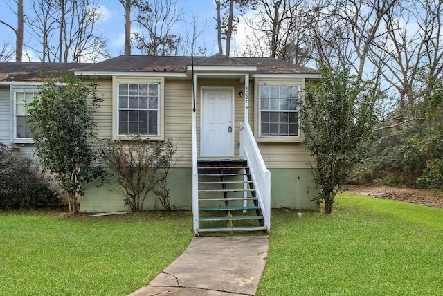 view of front of house with a front lawn