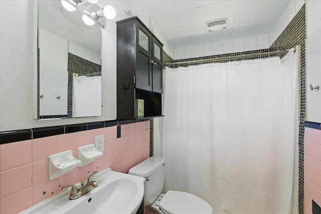 2743 US-19 Hwy, Perry, FL 32347 - bathroom featuring tile walls, toilet, a sink, and a shower with curtain