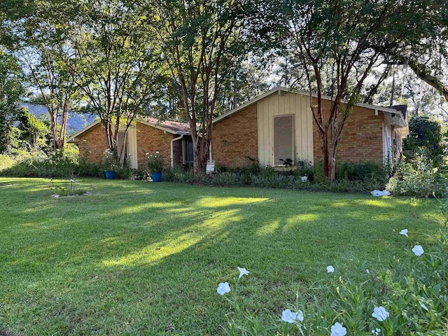 view of front of home featuring a front lawn