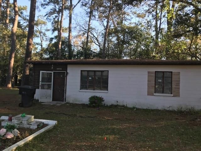 back of house featuring a yard