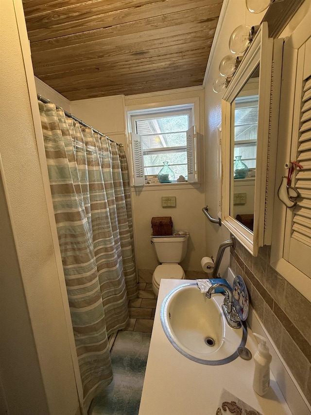 bathroom with toilet, a shower with shower curtain, a sink, wood ceiling, and tasteful backsplash