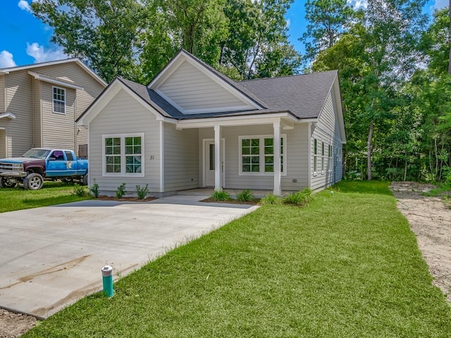 view of front facade featuring a front lawn