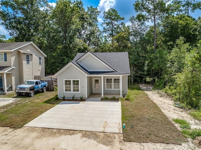 view of front of property featuring a front yard