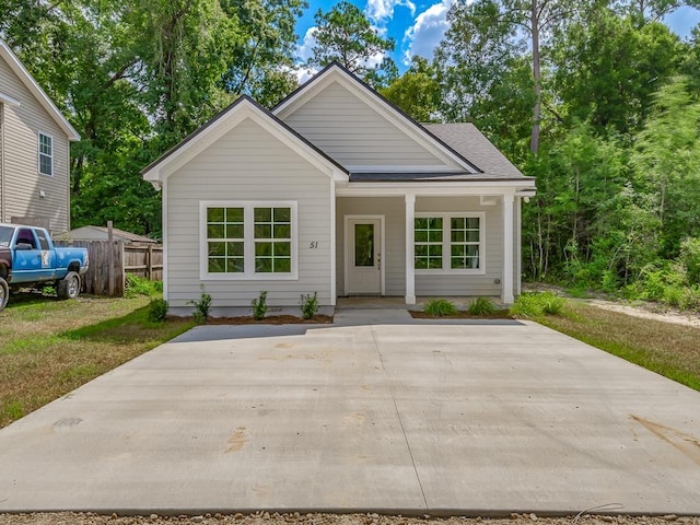 view of front of property featuring covered porch and a front yard