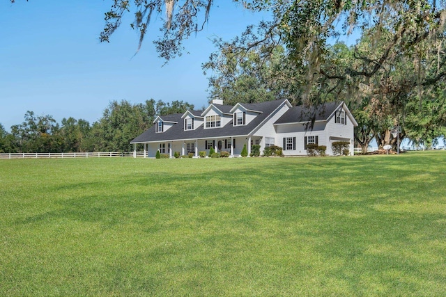 view of front of property featuring fence and a front yard