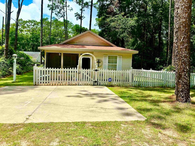 view of front facade featuring a front lawn and covered porch