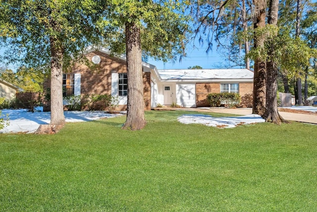 ranch-style house featuring a front yard