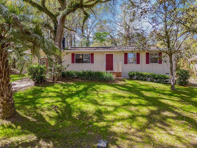 ranch-style home featuring a front lawn