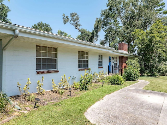 single story home featuring a front lawn