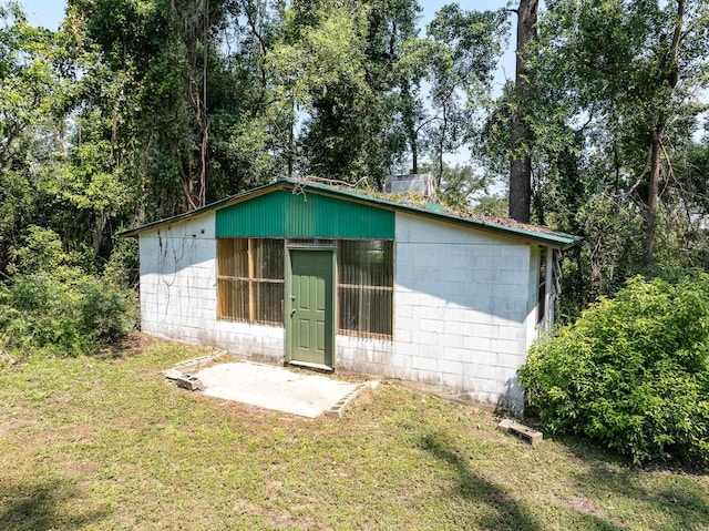 exterior space featuring a front yard