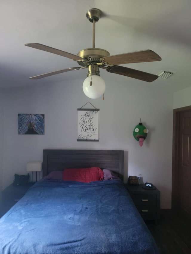 bedroom with ceiling fan