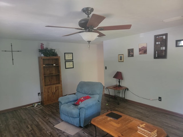 living area featuring dark wood-type flooring and ceiling fan