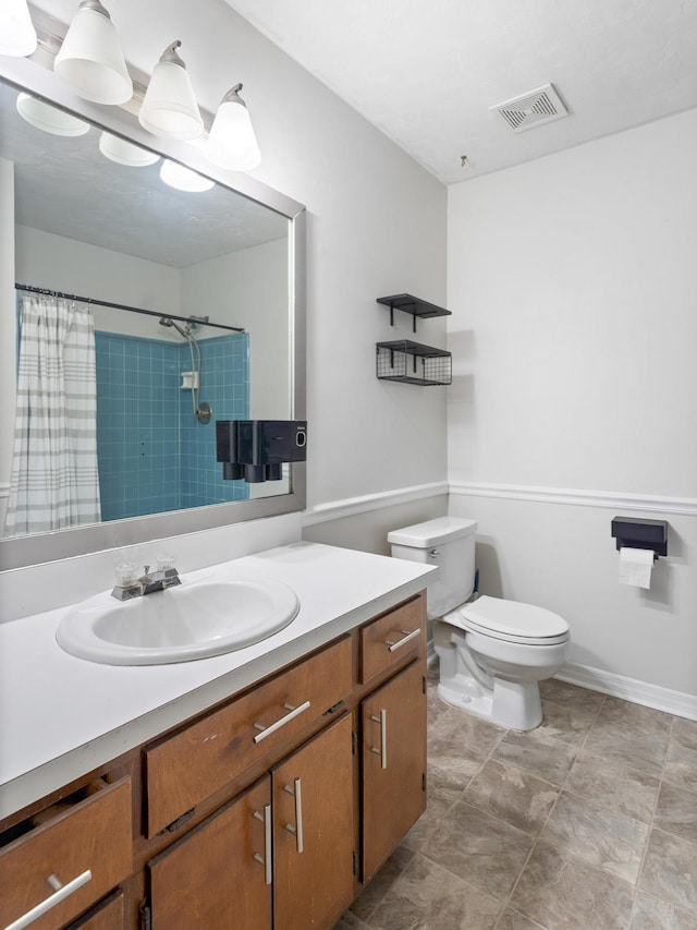 bathroom with a shower with shower curtain, vanity, and toilet