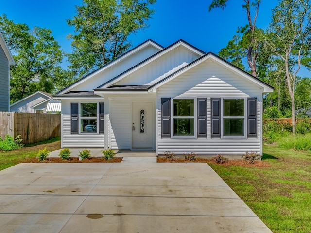 bungalow-style home featuring a front lawn