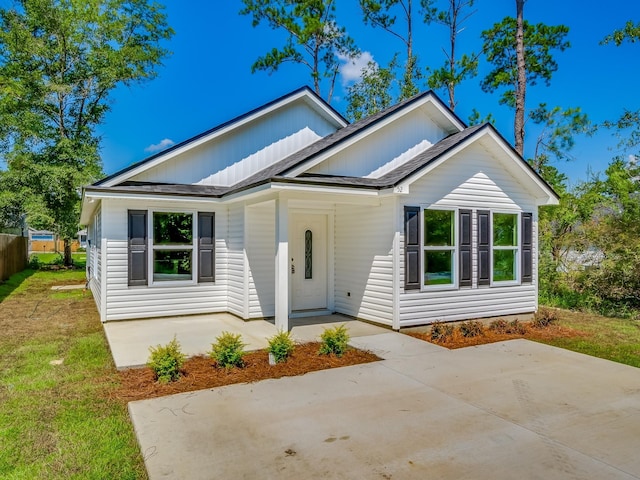 view of front facade with a front lawn