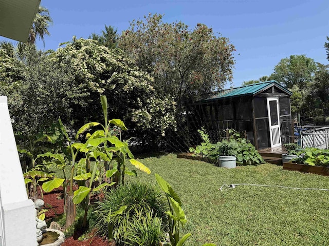 view of yard featuring a garden