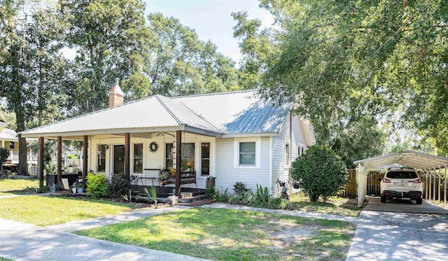 view of front facade featuring a front lawn, a carport, and a porch