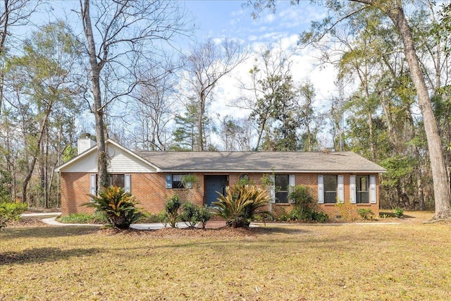 ranch-style house featuring a front yard