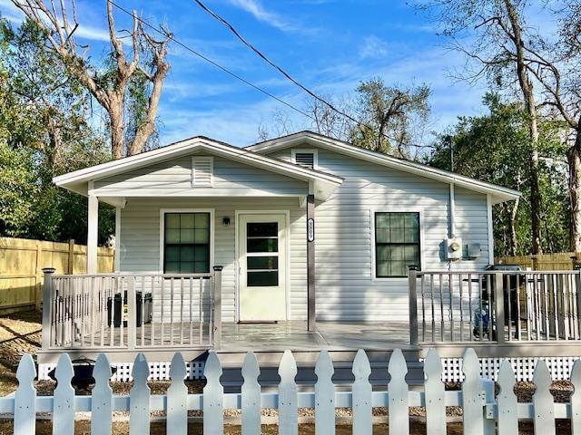 bungalow-style house featuring covered porch