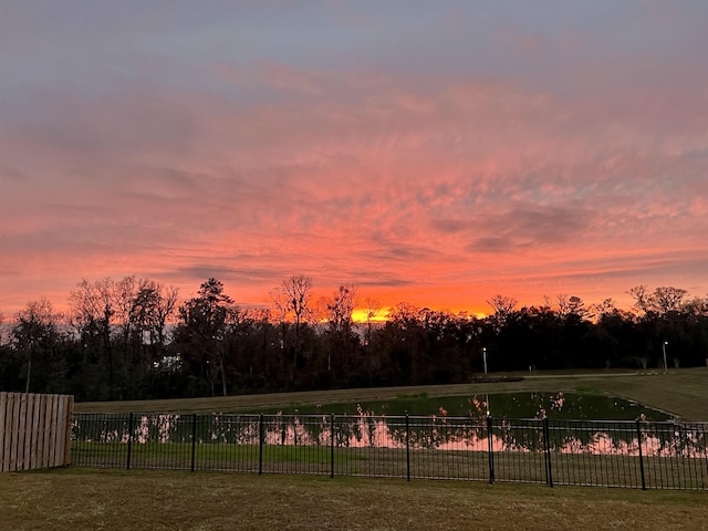 view of yard at dusk