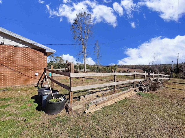 view of yard featuring a rural view