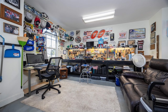 23380 Elmwood Ln, Live Oak, FL 32064 - home office featuring a workshop area and concrete flooring