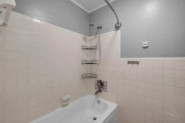 bathroom featuring tiled shower / bath and ornamental molding