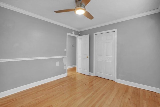 unfurnished bedroom featuring light wood-type flooring, a closet, ceiling fan, and ornamental molding