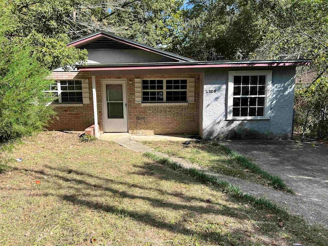 view of front of house featuring a front lawn