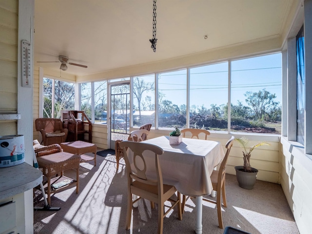 sunroom with ceiling fan