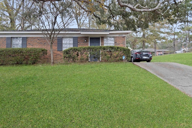 view of front facade with a front yard