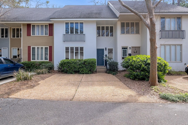 view of front of property featuring a shingled roof