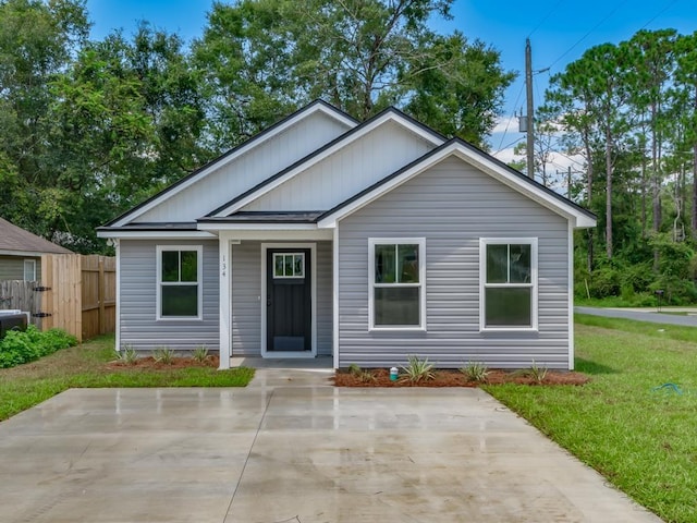 view of front of house featuring a front yard