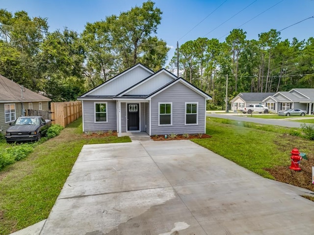 view of front of property featuring a front lawn