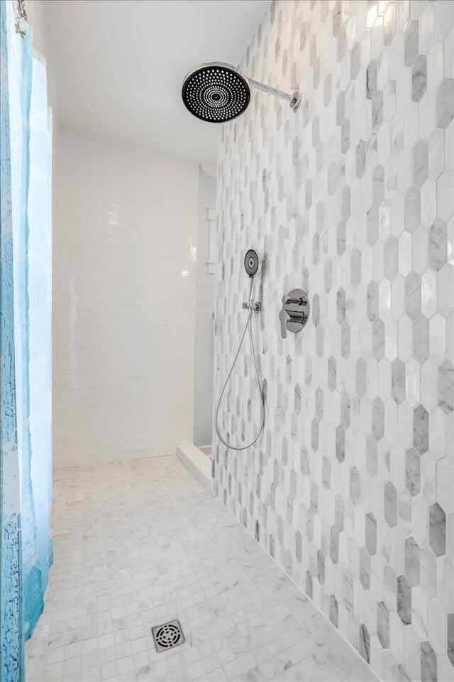 bathroom featuring a tile shower