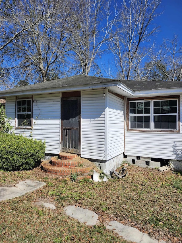 view of front of home featuring crawl space