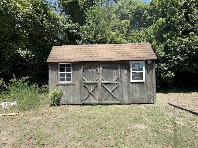 view of outdoor structure featuring a yard