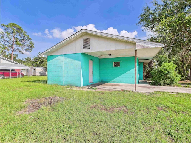 302 Goff St, Perry, FL 32347 - view of front facade with concrete block siding and an attached carport