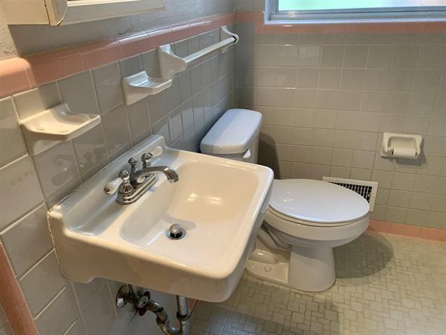 1915 Sunset Ln, Tallahassee, FL 32303 - bathroom with tile walls