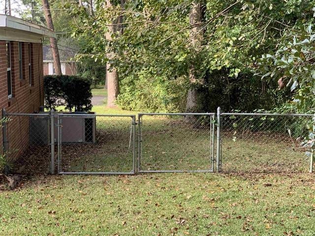 1915 Sunset Ln, Tallahassee, FL 32303 - view of yard featuring a gate