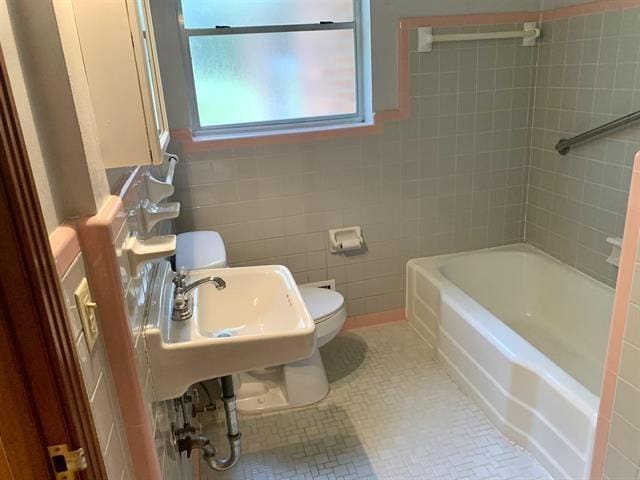1915 Sunset Ln, Tallahassee, FL 32303 - full bathroom featuring tile walls