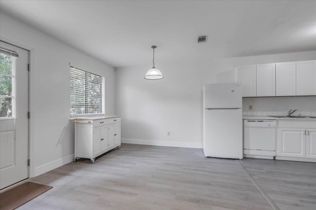 1317 Airport Dr Unit F12, Tallahassee, FL 32304 - kitchen featuring a sink, plenty of natural light, white appliances, and light wood-style flooring
