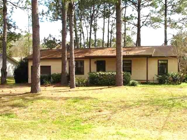 view of front of home featuring a front yard