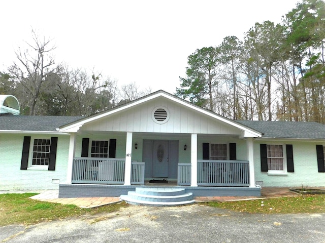 ranch-style home with a porch