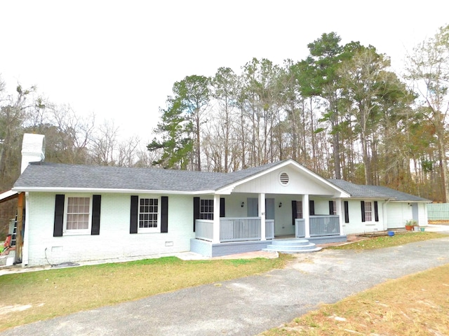 single story home featuring a front yard and covered porch