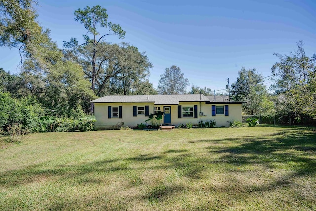 ranch-style house featuring a front yard