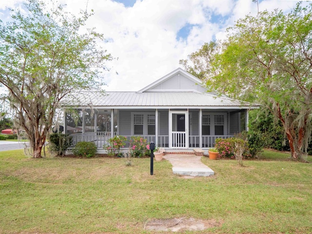 farmhouse featuring a front lawn