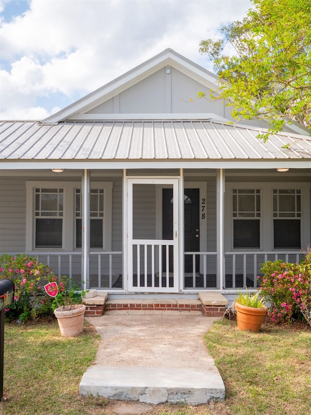 entrance to property featuring a yard